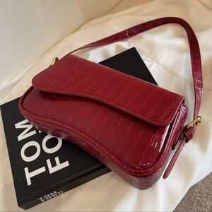 Elegant Crocodile-Embossed Red Shoulder Bag